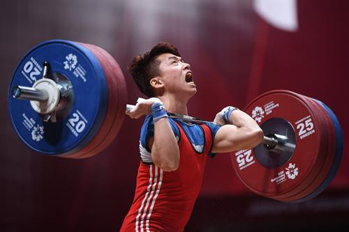 越南举重选手郑文荣获得男子举重62级银牌。 图自越通社