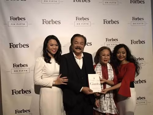 越南新协发集团副总经理陈渊芳（右一）与观众合影。 图自互联网