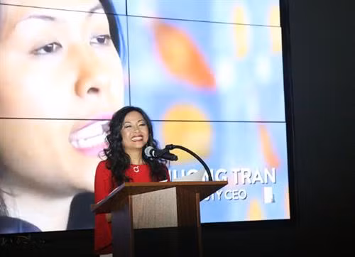 越南新协发集团副总经理陈渊芳在发布会上发表讲话。 图自因特网