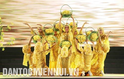 安江省占族人的“印度田菁花季节“舞蹈节目。记者 范强 摄