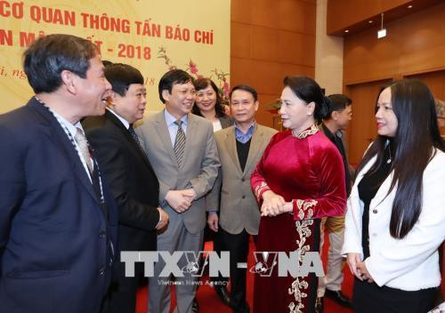 国会主席阮氏金银与新闻媒体机构领导交流。（图片来源：越通社）