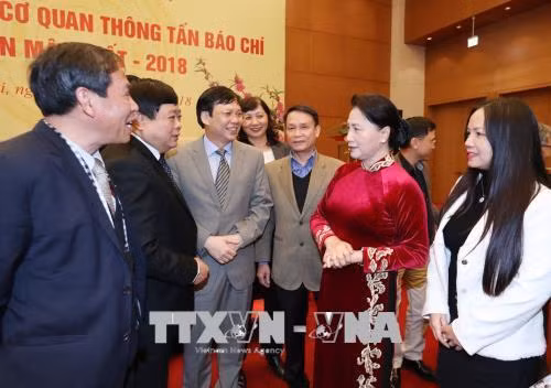 国会主席阮氏金银与新闻媒体机构领导交流。（图片来源：越通社）