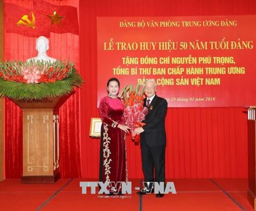 越南国会主席阮氏金银向阮富仲赠送鲜花。（图片来源：越通社）