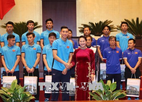 越南国会主席阮氏金银会见了载誉回国的越南U23球队。越通社记者 仲德 摄 越南国会主席阮氏金银会见了载誉回国的越南U23球队。越通社记者 仲德 摄