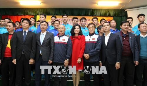 与会代表合影。（图片来源：越通社）