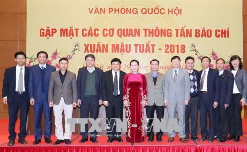 国会主席阮氏金银与新闻媒体机构领导合影。（图片来源：越通社）