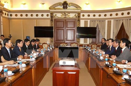 越南胡志明市人委会主席阮诚峰会见日本青森县八户、青森及陆奥等三市市长。（图片来源：越通社）