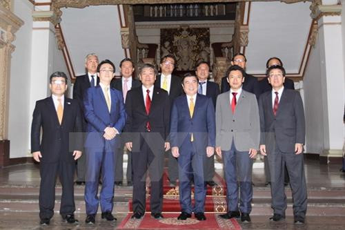 越南胡志明市人委会主席阮诚峰和日本代表合影。（图片来源：越通社）