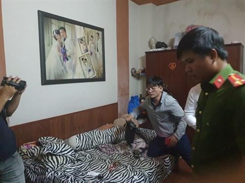 警察对嫌疑人住处进行紧急搜查。图自互联网