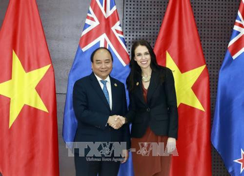 阮春福总理会见新西兰新任总理杰辛达·阿德恩。（图片来源：越通社）