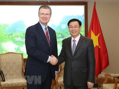 越南政府副总理王廷惠（右）与美国驻越大使Daniel Kritenbrink。越通社记者 杨江 摄