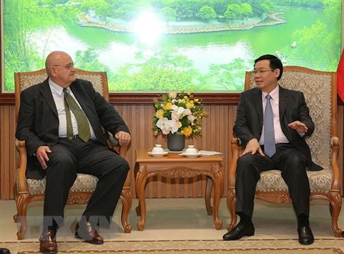 越南政府副总理王廷惠（右）与越南驻巴西大使Marco Antonio Diniz Brandão。越通社记者 杨江 摄