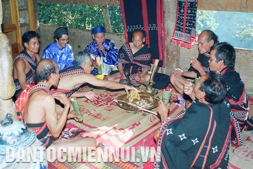 叶坚族少数民族德高望重之人沉醉在鼓声之中。 记者 晋咏 摄 少数民族德高望重之人参加结义仪式。 记者 晋咏 摄