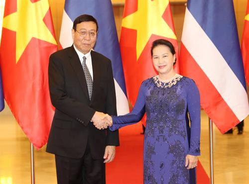 阮氏金银在国会大厦举行仪式，欢迎泰国国家立法议会议长蓬佩访越。（图片来源：越通社）