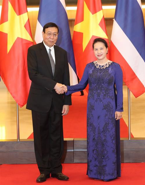 阮氏金银在国会大厦举行仪式，欢迎泰国国家立法议会议长蓬佩访越。（图片来源：越通社）