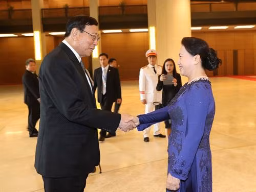 阮氏金银在国会大厦举行仪式,欢迎泰国国家立法议会议长蓬佩访越。(图片来源:越通社) 阮氏金银在国会大厦举行仪式,欢迎泰国国家立法议会议长蓬佩访越。(图片来源:越通社)