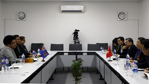 越南国会常务副主席丛氏放与与斐济议会议长吉科•卢维尼举行会谈。（图片来源：越通社）