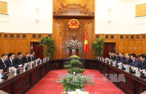 越南政府总理阮春福与柬埔寨副首相兼内政大臣萨肯举行会谈。（图片来源：越通社）
