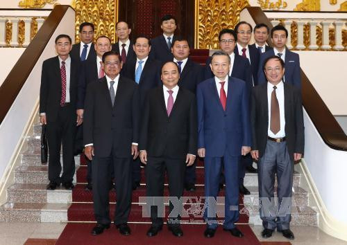 越南政府总理阮春福与柬埔寨代表团。（图片来源：越通社）