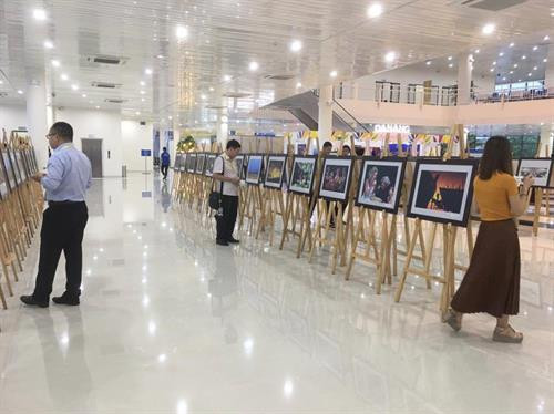 越南风土人情图片展在国际新闻中心举行。(图片来源:越通社) 越南风土人情图片展在国际新闻中心举行。(图片来源:越通社)