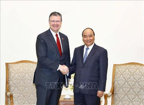 越南政府总理阮春福会见美国驻越大使丹尼尔·克里滕布林克。图自越通社 越南政府总理阮春福会见美国驻越大使丹尼尔·克里滕布林克。图自越通社