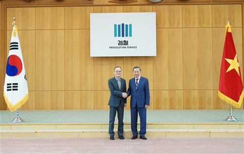 越南公安部长苏林与韩国大检察厅检察总长文武一。图自越通社
