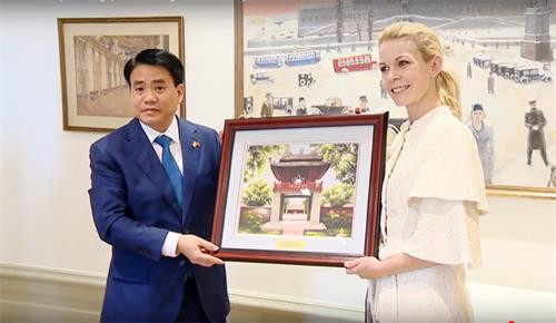 河内市人民委员会主席阮德钟向斯德哥尔摩市市长安娜·兼密尔赠送纪念品。图自http://hanoimoi.com.vn