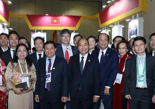 阮春福和各位代表参观韩国-东盟投资展览会上的越南展位。图自越通社