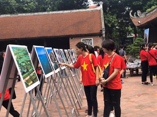 图片展吸引了众多群众前来参观。图自越通社