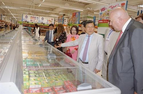 代表们参观TAMDA贸易中心。图自越通社 代表们参观TAMDA贸易中心。图自越通社