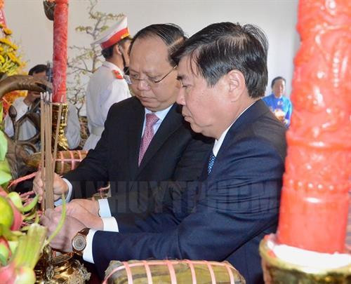 胡志明市市委副书记毕成刚与该市人民委员会主席阮成锋向胡志明主席敬香。（图片来源于互联网）