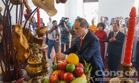 胡志明市领导人向各位英烈敬香。（图片来源：http://congan.com.vn）