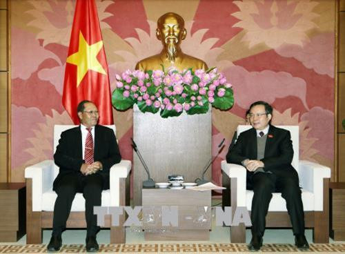 越南国会副主席冯国显（右）与老挝国会经济、技术和环境委员会主任波鹏。（图片来源：越通社）