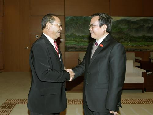 越南国会副主席冯国显（右）与老挝国会经济、技术和环境委员会主任波鹏。（图片来源：越通社）