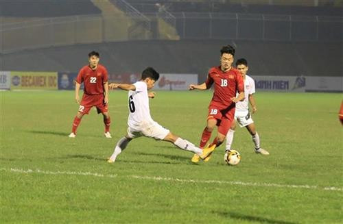 越南U21足球队与缅甸U21足球队激烈角逐。图自越通社