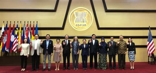 参加会议的各位代表。（图片来源：越南驻东盟使团）