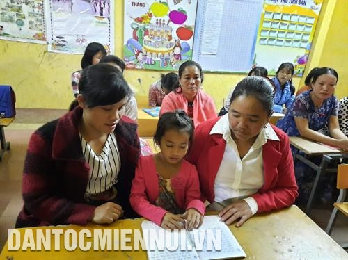 曾经习惯拿着锄头和犁的手现在也会拿着笔写自己的名字。图：窍四 许多少数民族女性带着自己的孩子来上课。图：窍四