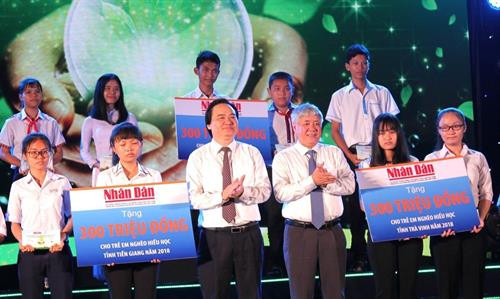 教育培训部部长冯春讶向前江省和茶荣省特困学生颁发助学金。 图自越通社