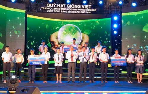 越南政府常务副总理张和平与中央宣教部部长武文赏向永隆省和同塔省特困学生颁发助学金。 图自越通社 越南政府常务副总理张和平与中央宣教部部长武文赏向永隆省和同塔省特困学生颁发助学金。 图自越通社