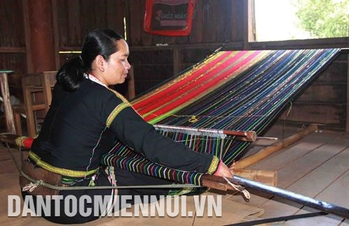 每天，在山上得的田地干活回家时，克布村埃地妇女又坐在织布机旁织锦。记者 范强 摄 老人向埃地妇女们分享织锦经验。记者 范强 摄