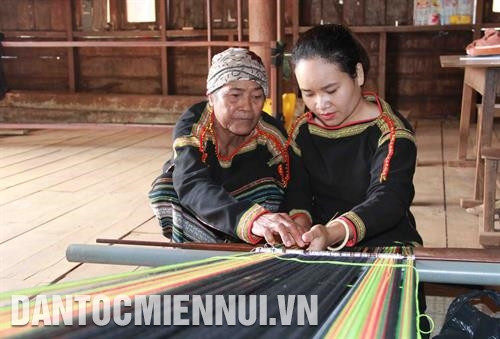 H’Ngăng Niê大伯引导H’et Niê 至今。记者 范强 摄