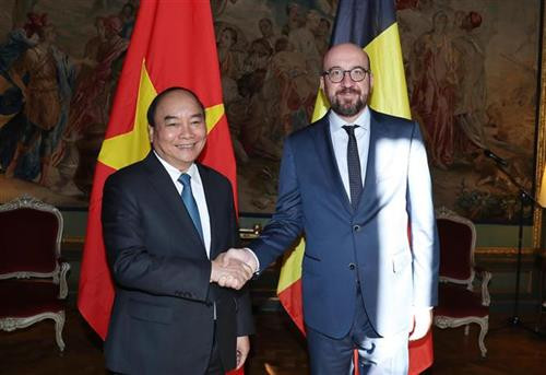 越南政府总理阮春福同比利时首相夏尔·米歇尔举行会谈。图自越通社