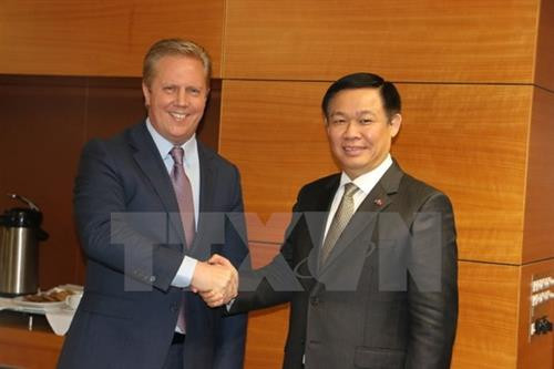 越南政府副总理王廷惠(右)与新西兰贸易部长托德·麦卡雷。(图片来源:越通社) 越南政府副总理王廷惠(右)与新西兰贸易部长托德·麦卡雷。(图片来源:越通社)