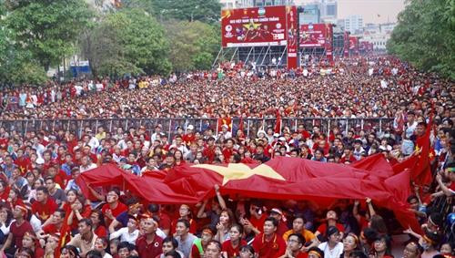 数百万人已涌上街头挥舞着国旗迎接U23足球队。（图片来源：越通社）