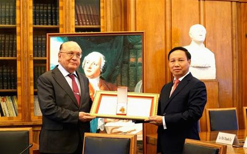 越南驻俄罗斯大使吴德孟代表国家向MEU大学和校长维克多·沙多福尼芝授予“越南社会主义共和国友谊勋章”。图自越通社 越南驻俄罗斯大使吴德孟代表国家向MEU大学和校长维克多·沙多福尼芝授予“越南社会主义共和国友谊勋章”。图自越通社