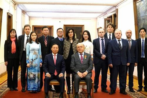 各代表合影留念。图自越通社 各代表合影留念。图自越通社