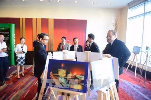 泰国投资促进委员会副秘书长Chekdee Keawsang参观越南海洋经济展览会。(图片来源:越通社) 泰国投资促进委员会副秘书长Chekdee Keawsang参观越南海洋经济展览会。(图片来源:越通社)