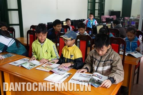 《民族与山区画报》越南语-赫蒙族语、越南语-岱族语双语版有助于提高北部山区少数民族寄宿制学校学生们的精神生活。记者 黄河 摄