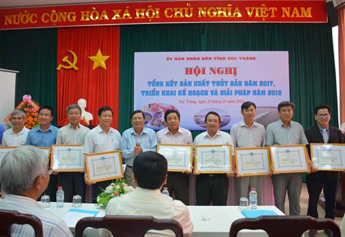 向取得出色成绩的集体颁发奖状。（图片来源：越通社）