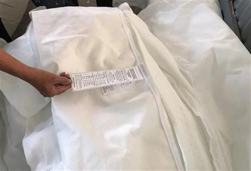 海关机关发现上面标有“越南制造”的4036包床垫，这批货原产于平阳省，准备运往美国市场销售。图自越通社